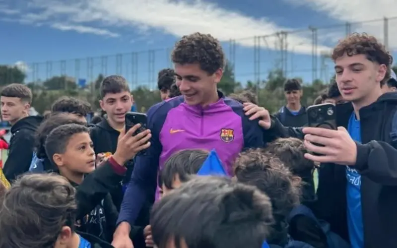 أطفال لاماسيا يلتقطون صورة مع حمزة عبدالكريم نجم برشلونة